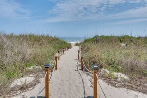 On the beach - The Sea Star Oceanfront: 3BR/2BA Hot Tub, Pools & Balcony. Steps to the Beach! (North Myrtle Beach)