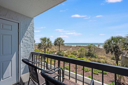 The Sea Star Oceanfront: 3BR/2BA Hot Tub, Pools & Balcony. On the Beach!