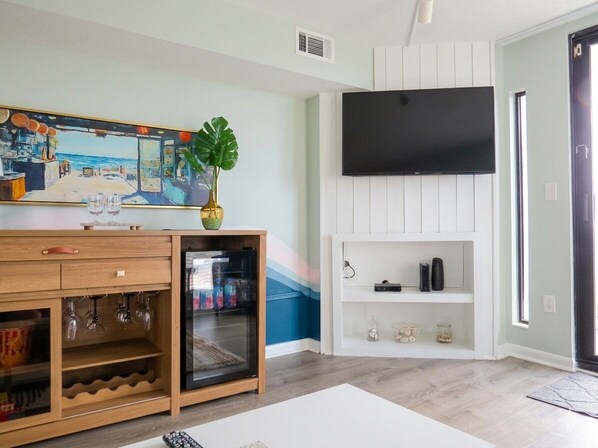 Living area - The Sea Star Oceanfront: 3BR/2BA Hot Tub, Pools & Balcony. Steps to the Beach! (North Myrtle Beach)