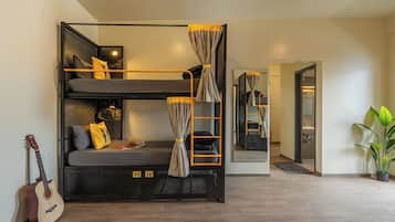 Bed in 10 Bed Mixed Dormitory with Balcony | WiFi (free)