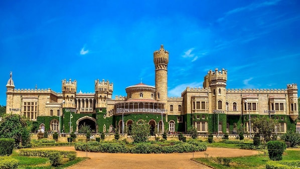 Un edificio al estilo de castillo, con múltiples torres y ventanas arqueadas.