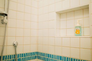 Eenpersoonskamer, 1 queensize bed, niet-roken, huisdieren niet toegestaan | Badkamer | Een douche, een haardroger, handdoeken, zeep