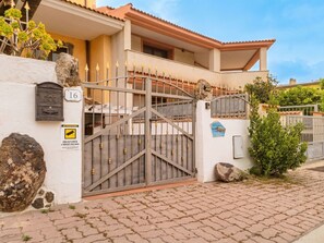A gated residential property with a mailbox, a warning sign, and a number plaque. - Vacation home Mamau by Interhome (Castelsardo)
