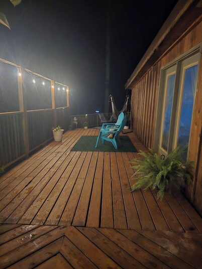 Enjoy this Relaxing, peaceful Cabin by the  woods just 2 miles from sardis lake!