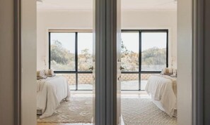 5 bedrooms, iron/ironing board, WiFi, bed sheets - Dusk at Bluff Beach (Bluff Beach)