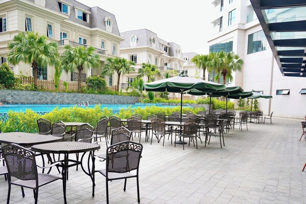 Outdoor dining - Saphire Ha Long Luxury apart (Hong Gai)