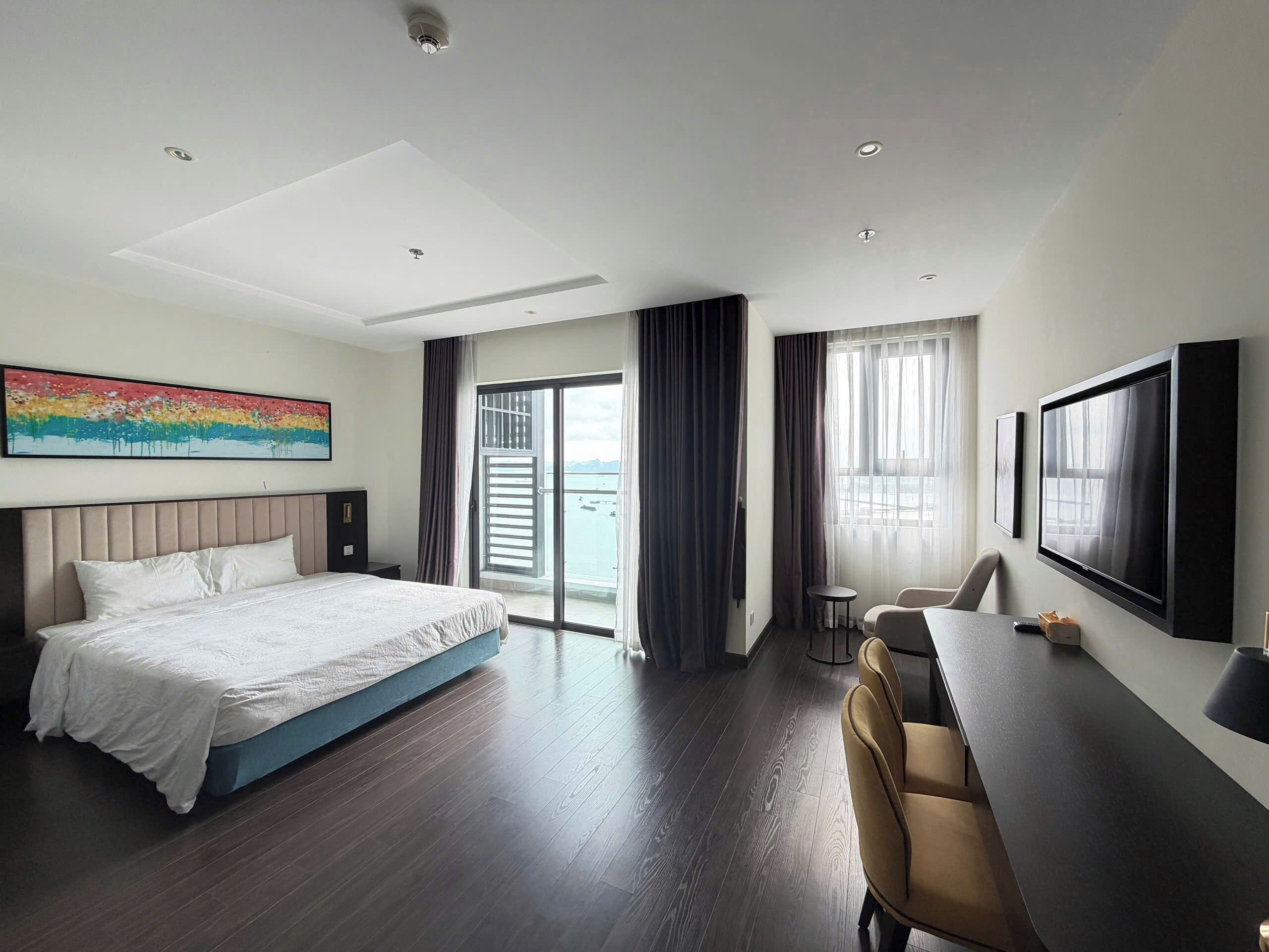 Luxury Apartment, Sea View | Desk, laptop workspace, free WiFi