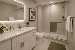 Economy-Zimmer | Badezimmer | Kostenlose Toilettenartikel, Haartrockner, Handtücher, Seife