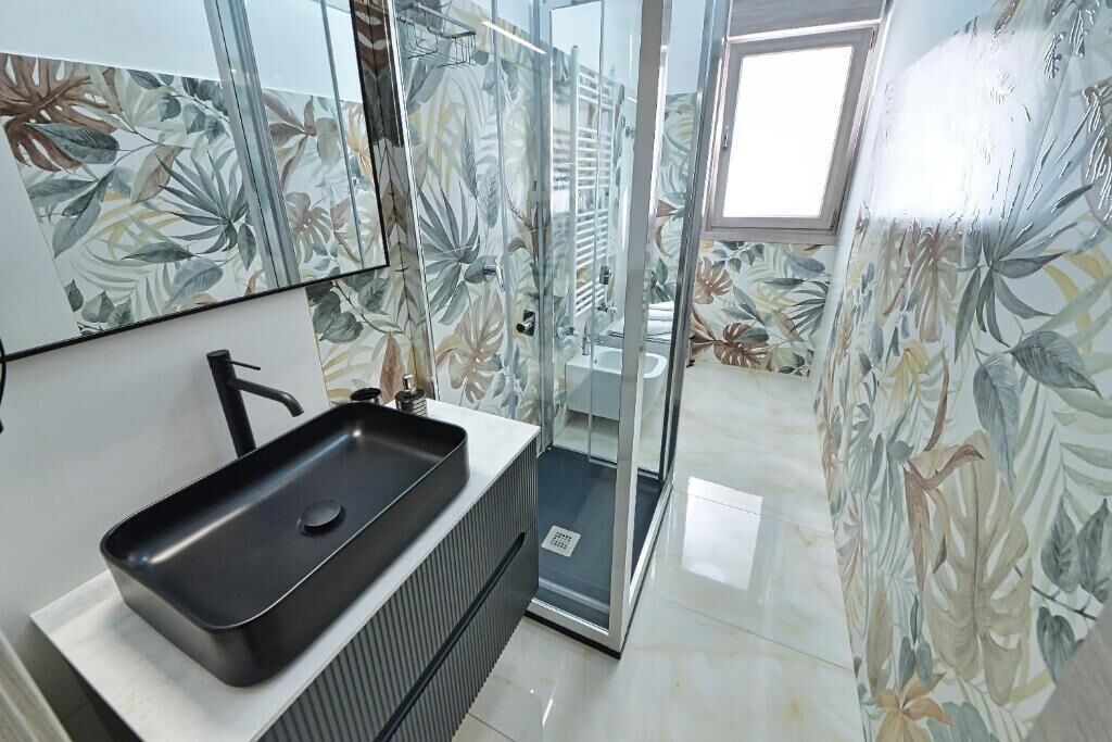 Dusche, Haartrockner, Handtücher, Shampoo