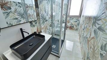 Dusche, Haartrockner, Handtücher, Shampoo