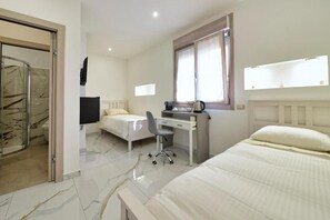 Habitación con 2 camas individuales, vistas al patio | Escritorio, espacio para trabajar con un portátil, wifi gratis