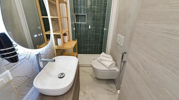 Enkeltværelse - balkon - udsigt til gårdsplads | Badeværelse | Bruser, hårtørrer, håndklæder, Shampoo