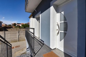 A modern building with a white exterior, a metal staircase, and a concrete wall. - GIOIA E RELAX DI ZR  (Rho)