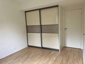 A room with a sliding door, wooden flooring, and a white wall. - 3 Bedroom new Flat Close to Oslo Fjord (Bærum)