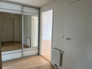 A room with a sliding glass door, a radiator, and a wooden floor. - 3 Bedroom new Flat Close to Oslo Fjord (Bærum)