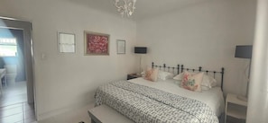 Lily Cottage | Escritorio, tabla de planchar con plancha, wifi gratis
