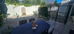 Disa Cottage | Terrace/patio - The Lily House Hermanus (Hermanus)