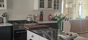 Lily Cottage | Cocina privada | Frigorífico, microondas, horno y placa de cocina