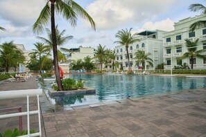 Outdoor pool, open 7:00 AM to 7:00 PM, pool umbrellas, pool loungers - Viona Beach Hotel - Marina Phu Quoc (Phu Quoc)