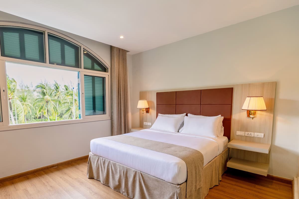 Deluxe Double Room, Partial Ocean View | In-room safe, desk, laptop workspace, free WiFi