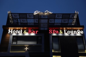 Un edificio con letreros que indican 'Hotel & Bar' y 'Spa & Lounge'.