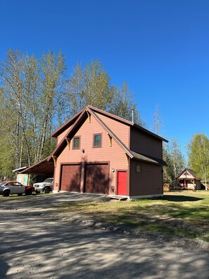 Exterior - Q-Hut House is a cute and modern home, one block away from downtown Talkeetna (Talkeetna)