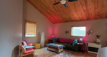 Q-Hut House is a cute and modern home, one block away from downtown Talkeetna