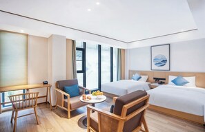 Quarto duplo superior, vista para a montanha | Cofres nos quartos, escrivaninha, espaço de trabalho para notebook