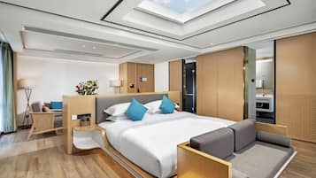Habitación panorámica, vistas a la colina | Caja fuerte, escritorio, espacio para trabajar con un portátil