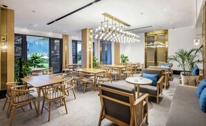 Un interior moderno con mobiliario de madera, una lámpara central y ventanas amplias que ofrecen vistas a la vegetación.
