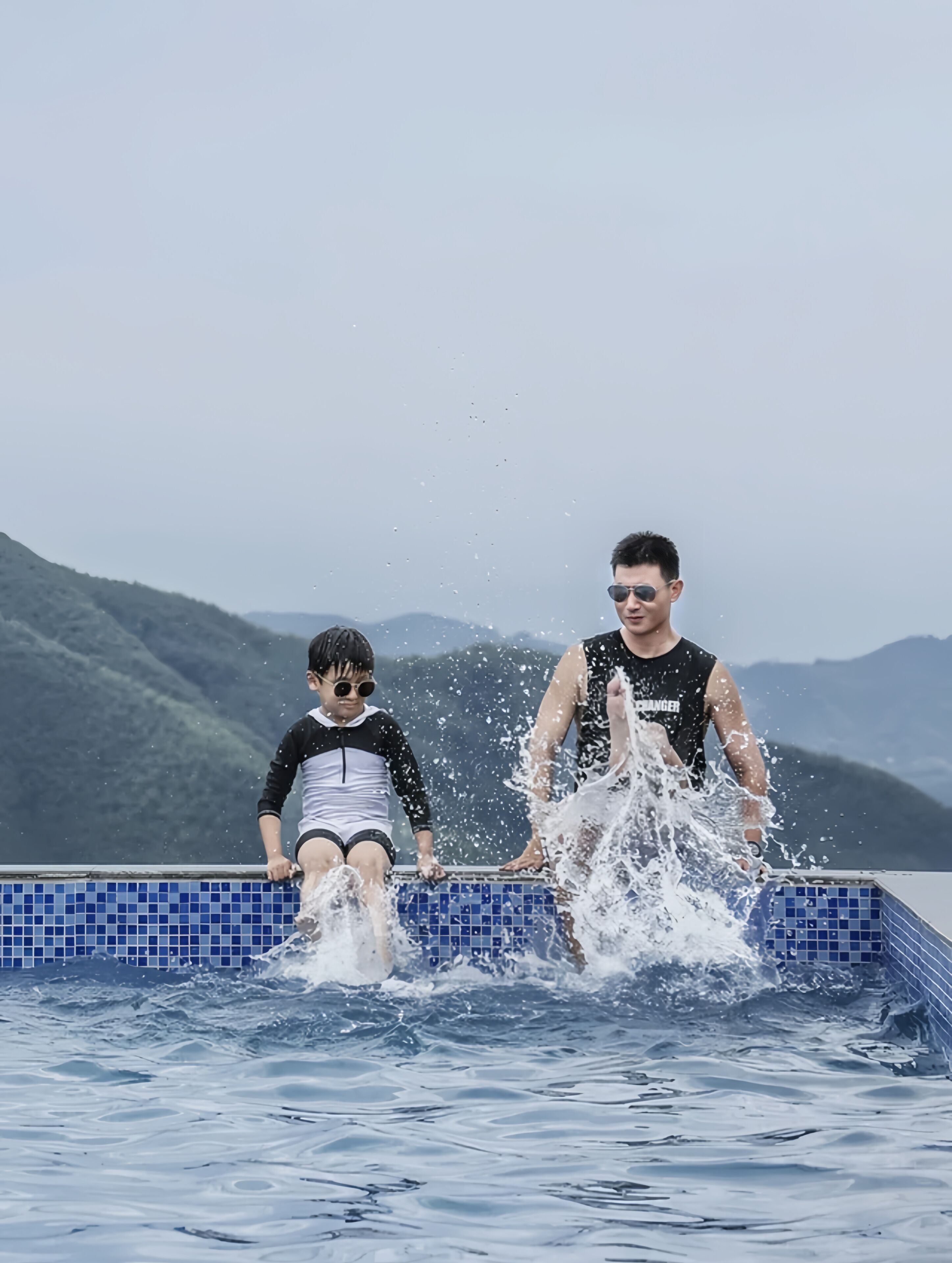 Una piscina techada, una piscina al aire libre