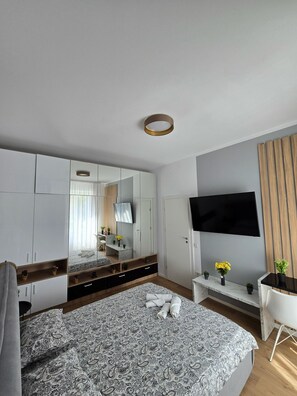 Iron/ironing board, Internet, bed sheets - Luxury 1-bedroom apartment with AC in center of Bucharest for 5 ppl (București)