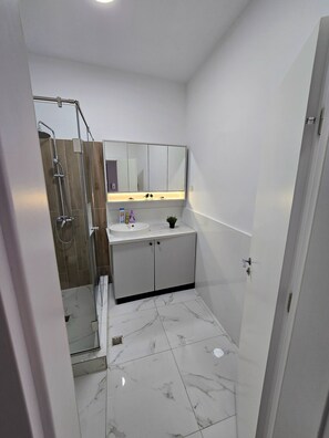 Bathroom - Luxury 1-bedroom apartment with AC in center of Bucharest for 5 ppl (București)