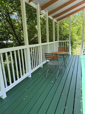 Outdoor dining - Serene 1-bedroom recreational vehicle with AC in Lenoir (Lenoir)