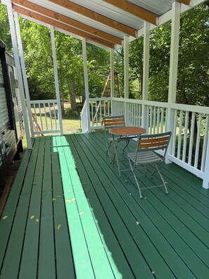 Outdoor dining - Serene 1-bedroom recreational vehicle with AC in Lenoir (Lenoir)
