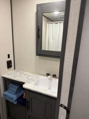 Shower, towels, soap, toilet paper - Serene 1-bedroom recreational vehicle with AC in Lenoir (Lenoir)