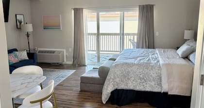Beautiful Studio Apartment With King Sized Bed Just Blocks From the Beach!