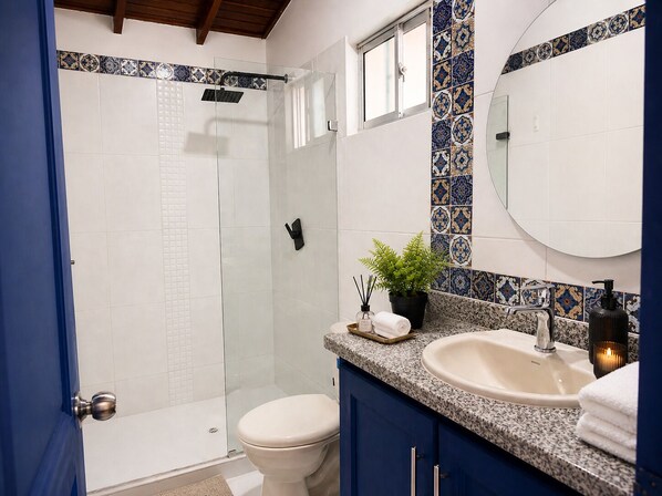 Hair dryer, towels, soap, toilet paper - Vrbo Property (Medellín)