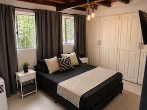 Tabla de planchar con plancha, wifi gratis y ropa de cama