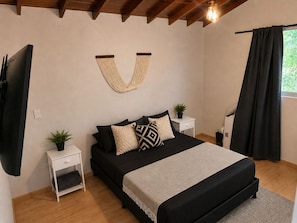 Tabla de planchar con plancha, wifi gratis y ropa de cama