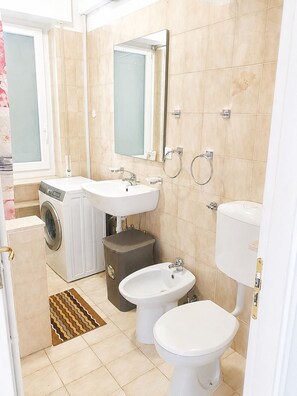 Doccia, asciugacapelli, bidet, asciugamani