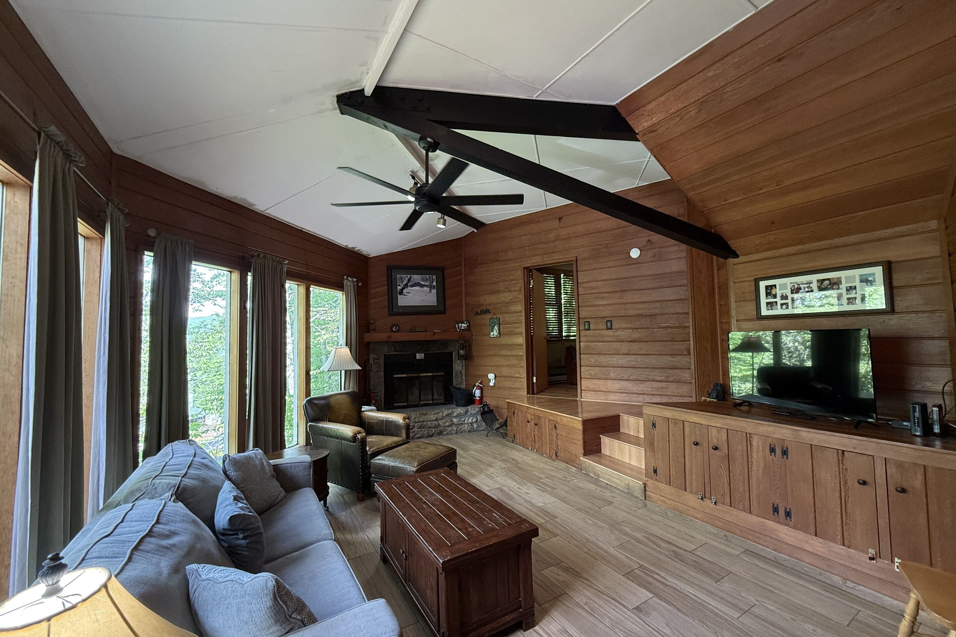 Smart TV, fireplace