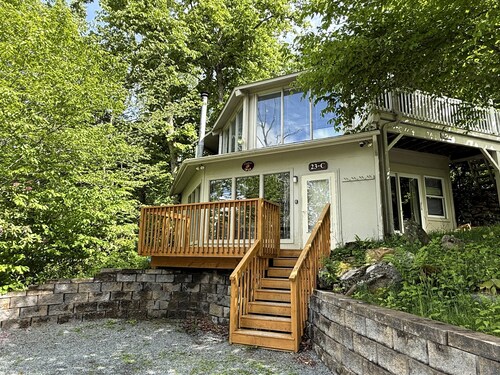 Dream getaway unbeatable spot! 2bed 2bath condo directly across from skiing