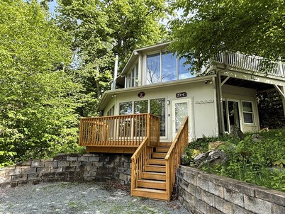 Dream getaway unbeatable spot! 2bed 2bath condo directly across from skiing