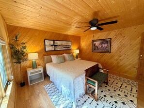Room - Crystal Lake Retreat: Private Dock, Sauna, Parking, Firepit & 4BR (Gordon)
