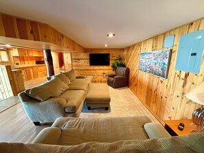 Living area - Crystal Lake Retreat: Private Dock, Sauna, Parking, Firepit & 4BR (Gordon)