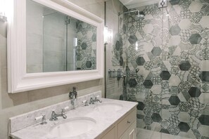 Shower, hair dryer, towels, soap - Elegant Medieval Residence with Panoramic Views, Saint-Paul-de-Vence (Saint-Paul-de-Vence)