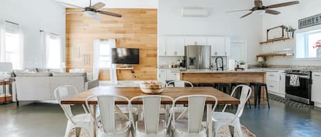 Talo, oma kylpyhuone (Afton Clubhouse) | Lounge