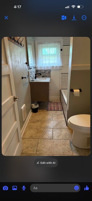 Shower, towels, toilet paper - Fantastic 4-bedroom house in quaint Alturas for your getaway Centrally located!! (Alturas)