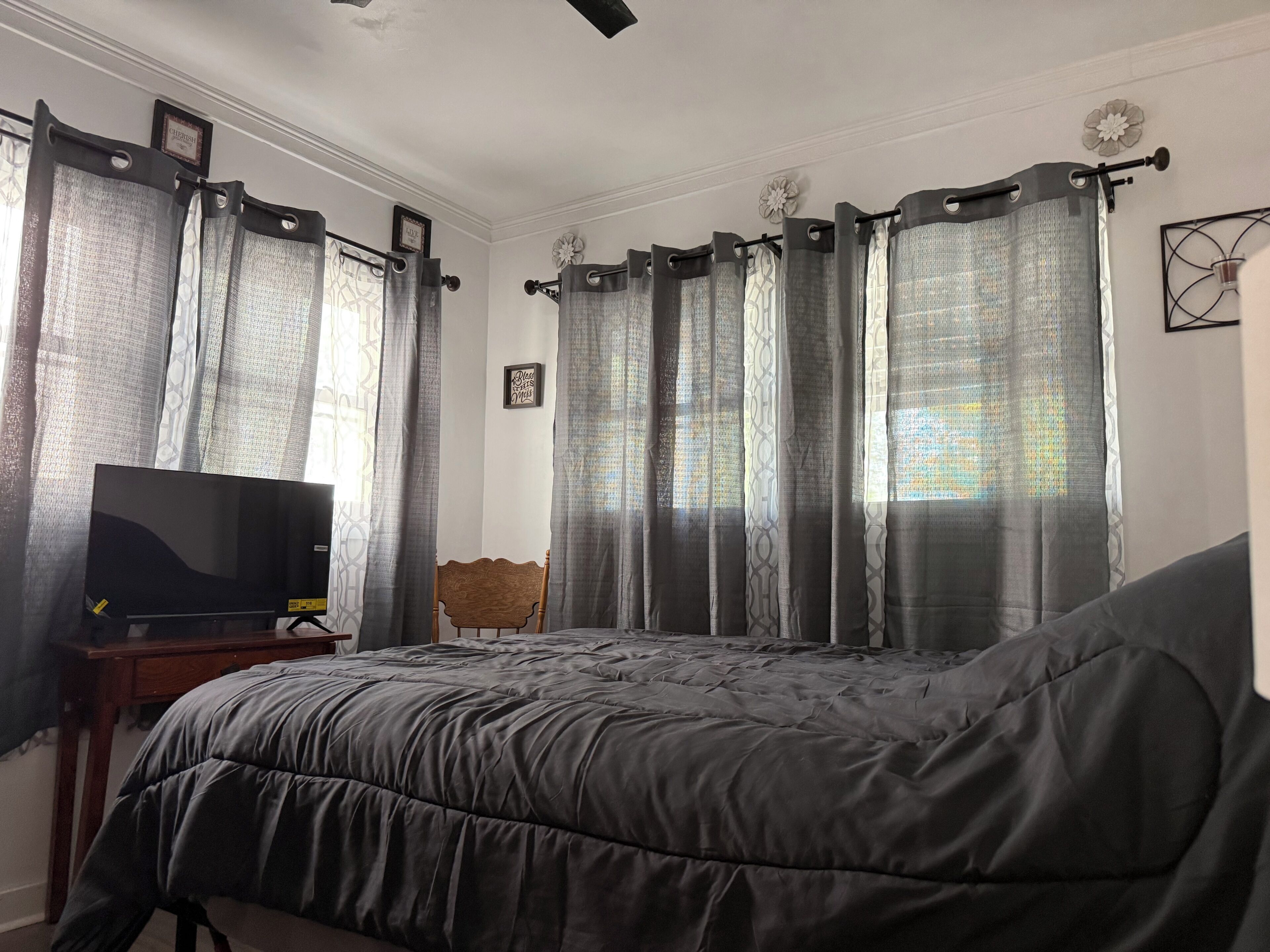 Tabla de planchar con plancha, acceso a internet y ropa de cama 